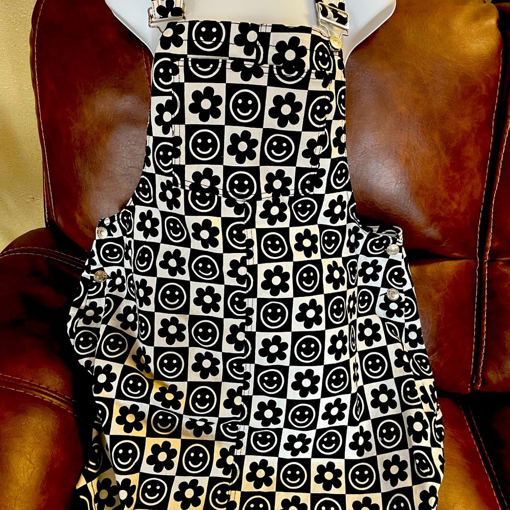 Forever 21 Black and White Sleeveless Mini Dress
